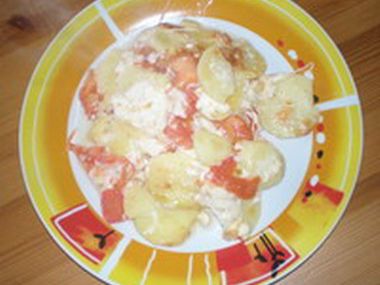 Sýr zapečený s brambory a rajčaty
