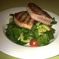 Steak z tuňáka se zeleninovým salátem recept