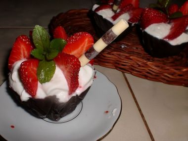 Čokoládové kalíšky s vanilkovým krémem a jahodami