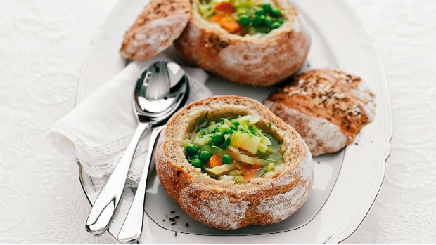 Zeleninová polévka podávaná v chlebu