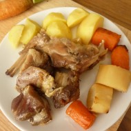 Pečený králík se zeleninou a bůčkem recept