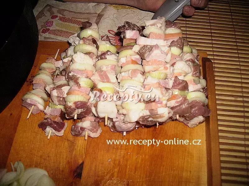 Vepřové ražniči s cibulí a slaninou recept  vepřové maso