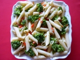 Těstovinové rúrky s brokolicí, česnekem a paprikou recept ...
