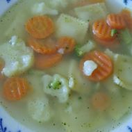 Květáková polévka s brokolicí, mrkví a ravioli recept