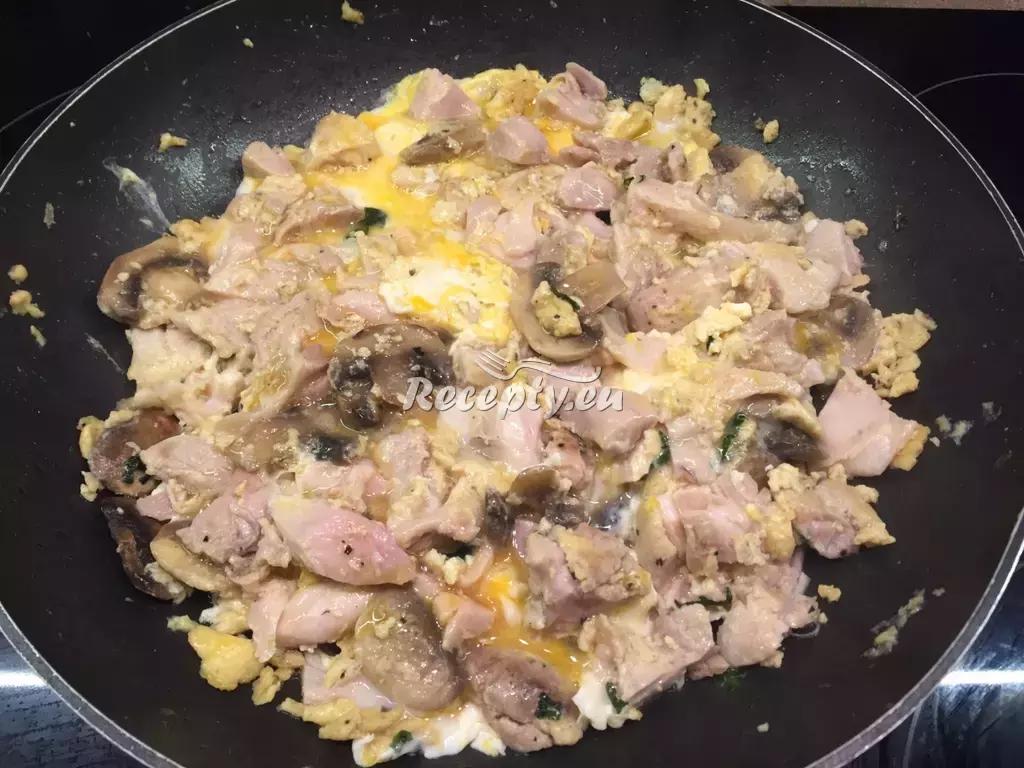Míchaná vejce s houbami a sýrem recept  jídla z vajec