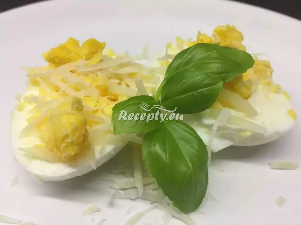 Plněná vejce se sýrovým chipsem recept  jídla z vajec