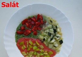 Sladký zeleninový koktejl (salát) s kousky paprik, rajčat a okurek ...