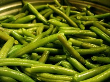 Zelené fazolové lusky vařené s uzeným masem
