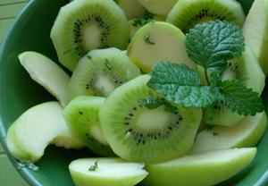 Salát z kiwi a zelených jablek