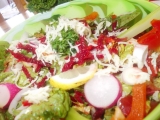 Zdravý barevný salát z několika druhů zeleniny recept