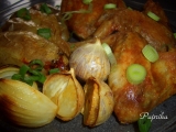 Mexická kuřecí křídla pečená na bramborách s cibulí a česnekem ...