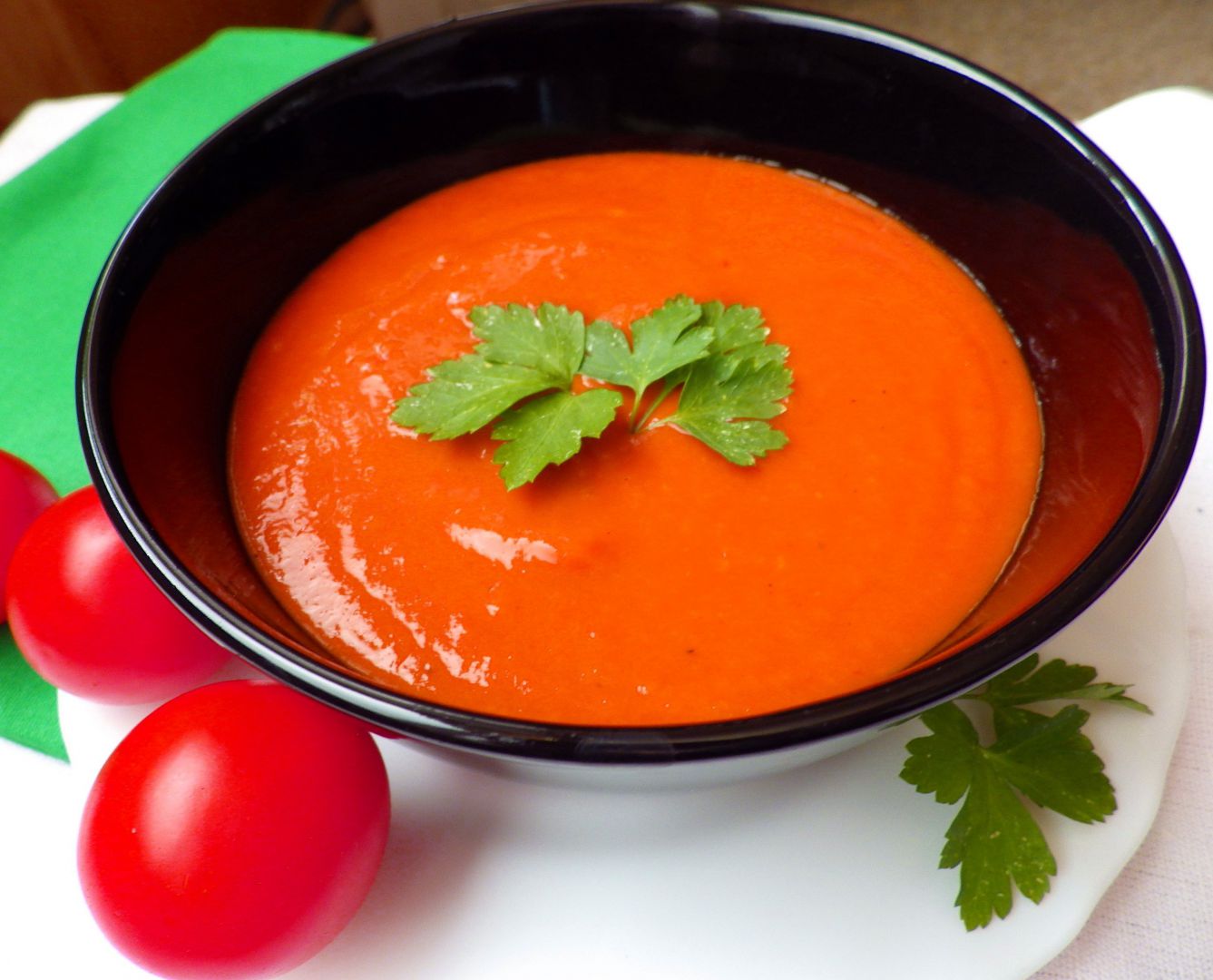 Polévka z pečených rajčat s řapíkatým celerem a pórkem recept ...