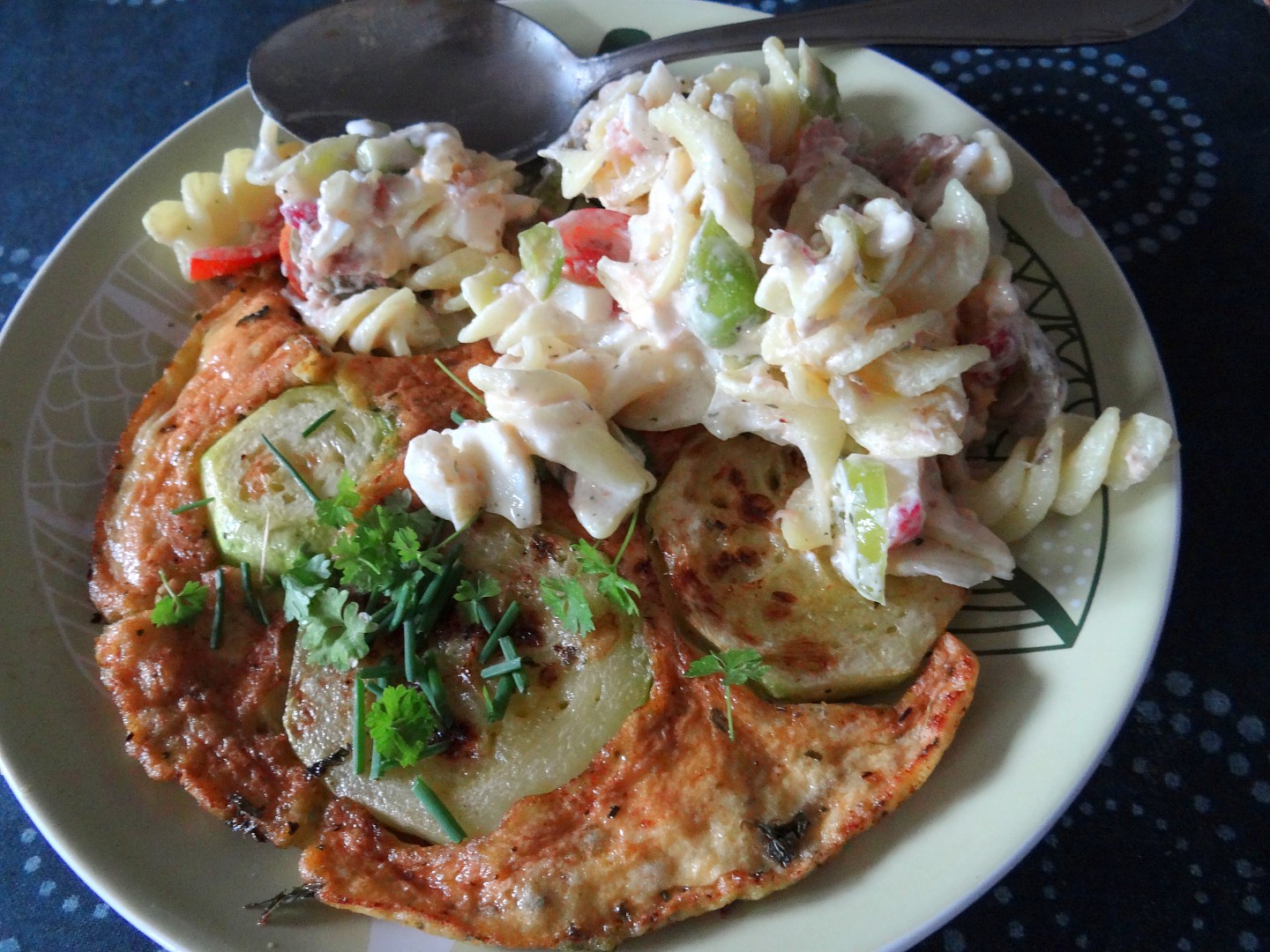 Cuketová omeleta s těstovinovým salátem recept