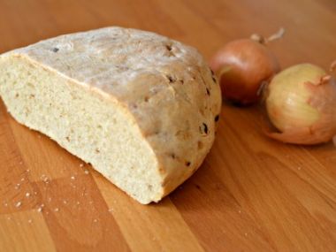 Tradiční cibulový chléb v troubě