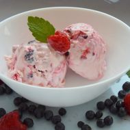 Domácí smetanová zmrzlina s lesním ovocem recept
