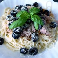 Špagety s tuňákem, černými olivami a parmazánem recept