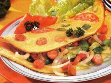Omeleta se zeleninou a párkem