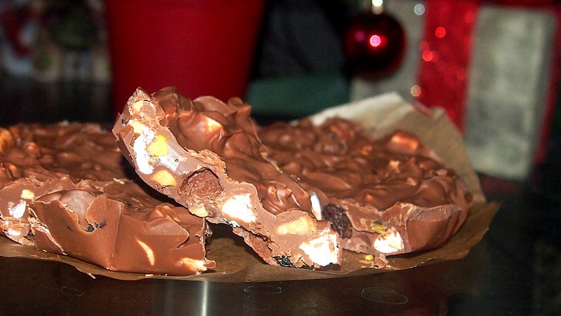 Čokoláda s kousky ořechů, rozinek a marchmallow recept ...