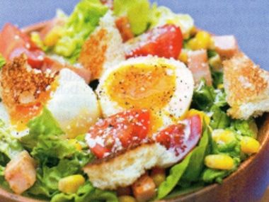 Salát zeleninový s kuřecím masem a vejci
