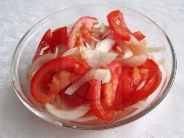 salát rajčata s cibulí