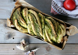 Chléb se špenátovo-bylinkovým pestem recept