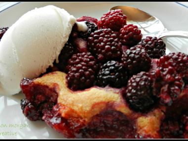 Fruit cobbler  ovocný americký nákyp se zmrzlinou