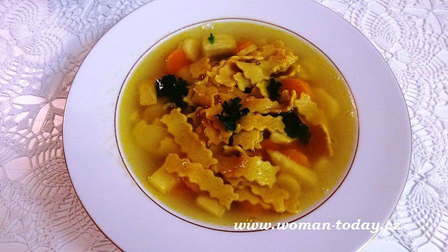 Maričina zdravá polévka s domácími kurkumovými těstovinami ...