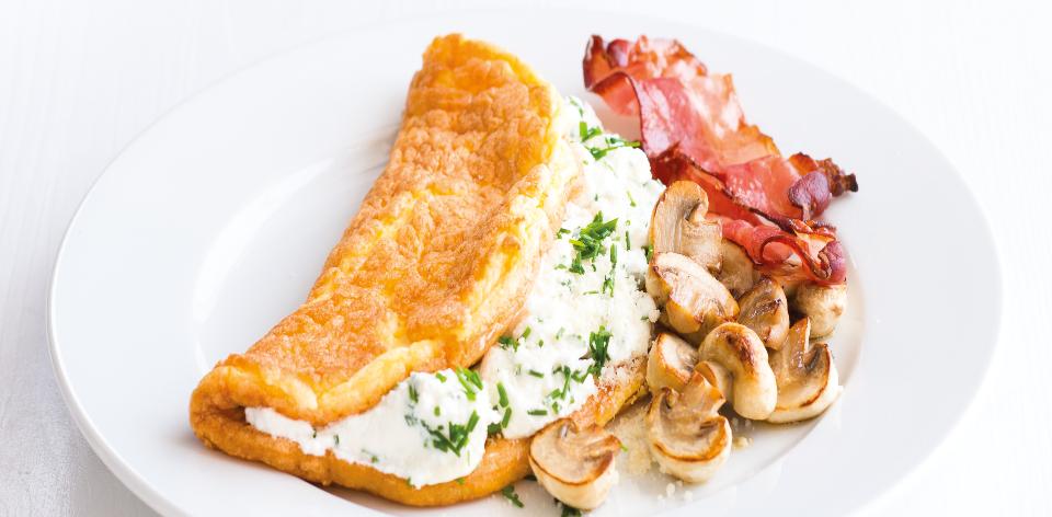 Vaječná omeleta s tvarohem, žampiony a slaninou