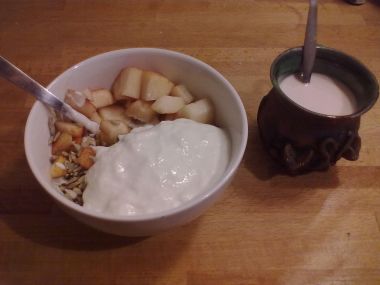 Zdravá opulentní snídaně  jogurt s praženými konopnými semínka a ...