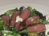 Steak na zeleném salátu s kozím sýrem a olivami recept ...