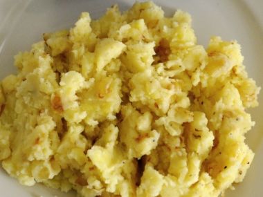 Šťouchané brambory s cibulkou