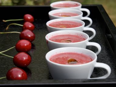 Třešňové gaspacho s rajčaty