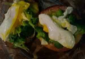 Brokolicový toast se ztraceným vejcem