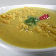 Pikantní polévka z červené čočky s kurkumou recept