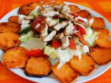 Zeleninový salát s kuřecím masem a sladkými bramborami (batáty ...