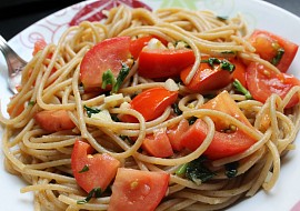 Celozrnné špagety aglio&tomato  lehké, letní a dobré recept ...