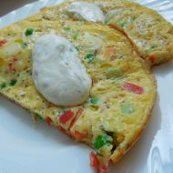 Vaječná omeleta se zeleninou a smetanovým dipem recept