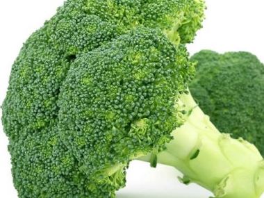 Recept Brokolicový salát s parmezánem