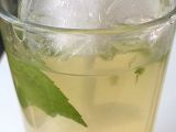 Osvěžující ledový zelený čaj s broskví a mátou recept