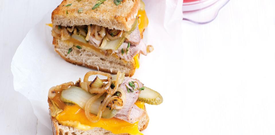Vepřový sendvič s hořčicí a cibulkou