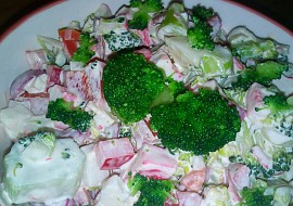 Brokolicový salát s krabími tyčinkami recept