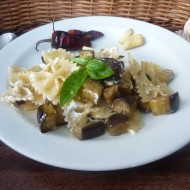 Těstoviny s lilkem, česnekem a bazalkou recept
