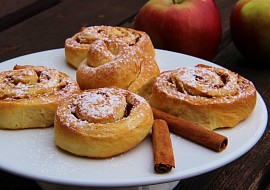 Kynutí skořicovo  jablkoví šneci recept