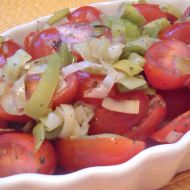 Lehký rajčatový salát s pórkem recept