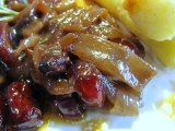 Karamelizovaná cibule s brusinkami recept