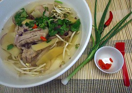 Polévka z vepřových žebírek po vietnamsku recept
