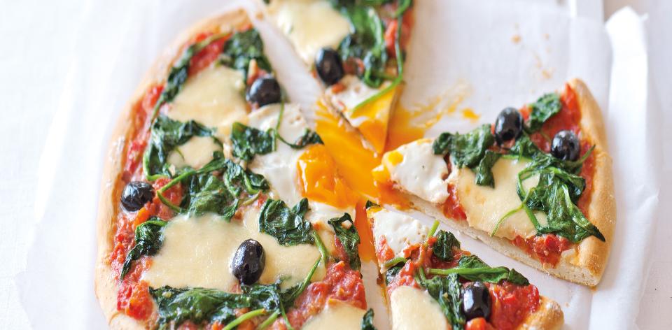 Domácí pizza se špenátem a olivami