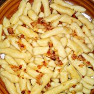 Domácí bramborové nudle se zkaramelizovanou cibulí recept ...