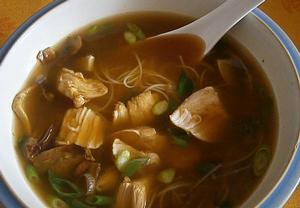 Thajská kuřecí polévka s houbami