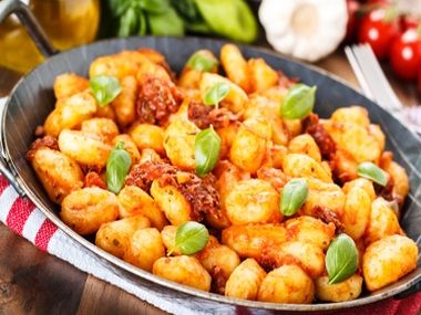Italské gnocchi (ňoki) s pestem a rajčaty
